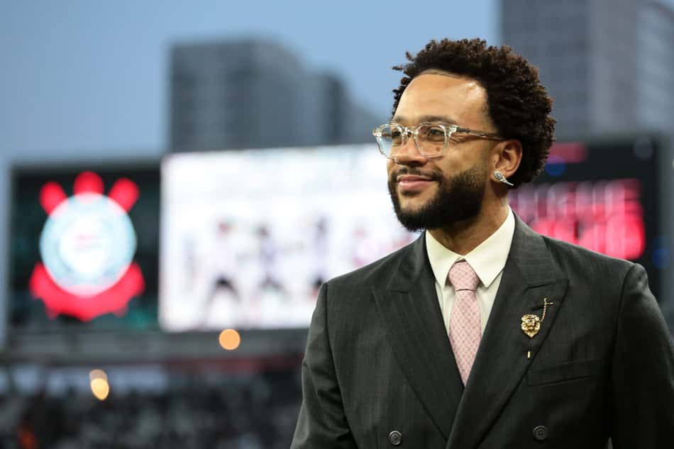 Memphis Depay está na Neo Química Arena para acompanhar jogo do Corinthians