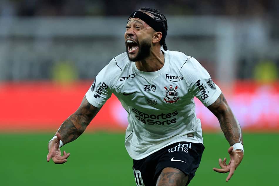 Memphis comemora assistência em gol do Corinthians na Libertadores