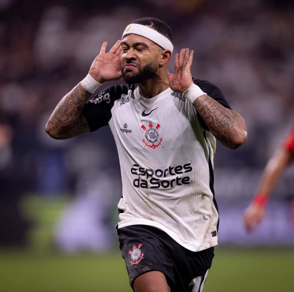 Memphis comemorando gol com a camisa do Corinthians