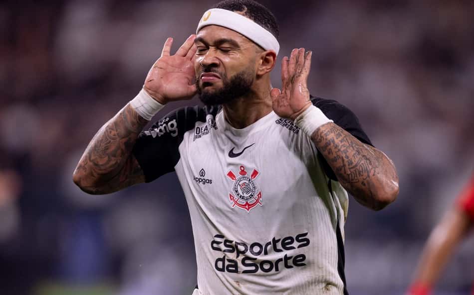 Memphis comemorando gol com a camisa do Corinthians