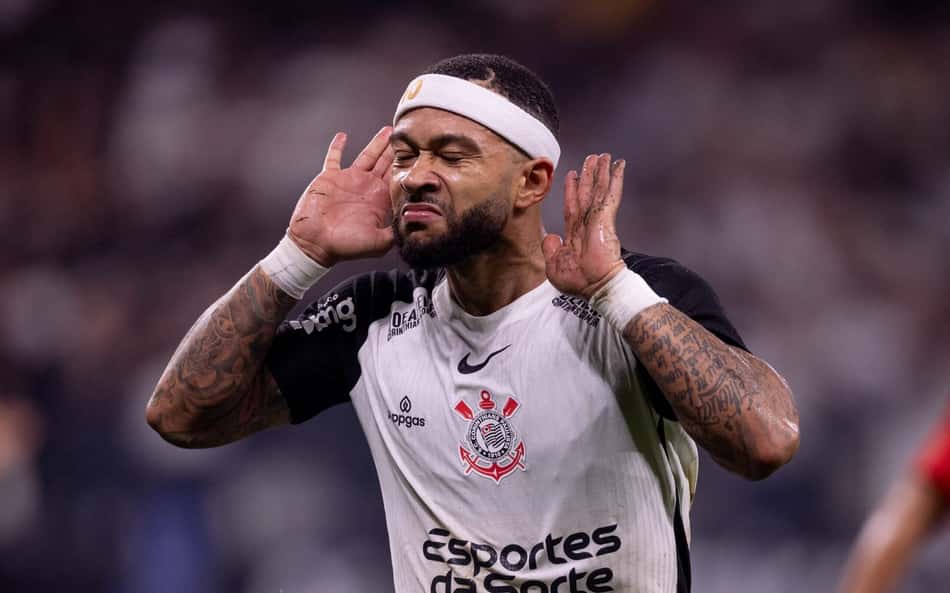 Memphis comemorando gol com a camisa do Corinthians