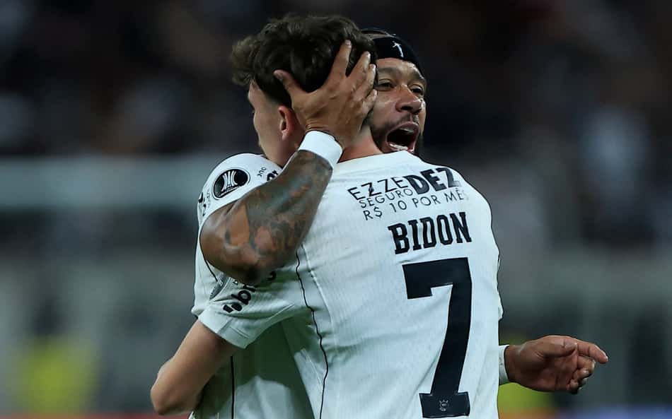 Memphis comemorando o gol da vitória do Corinthians com Bidon
