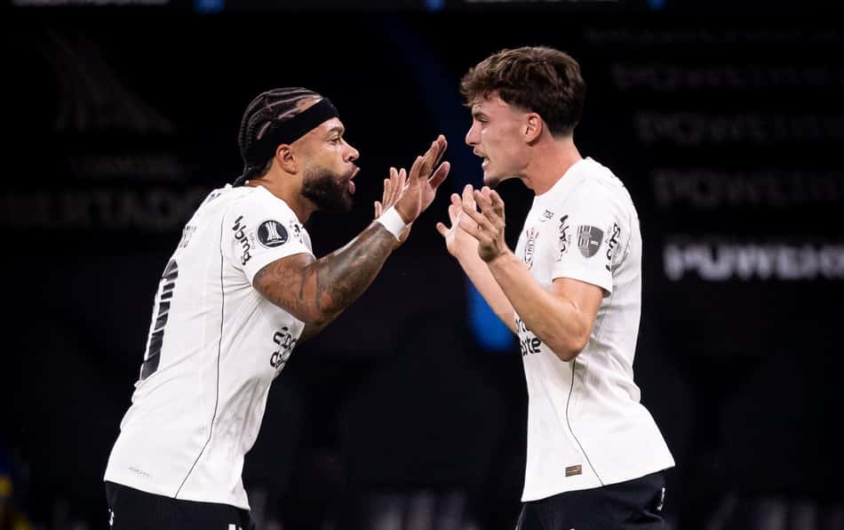 Memphis e Breno Bidon durante o jogo
