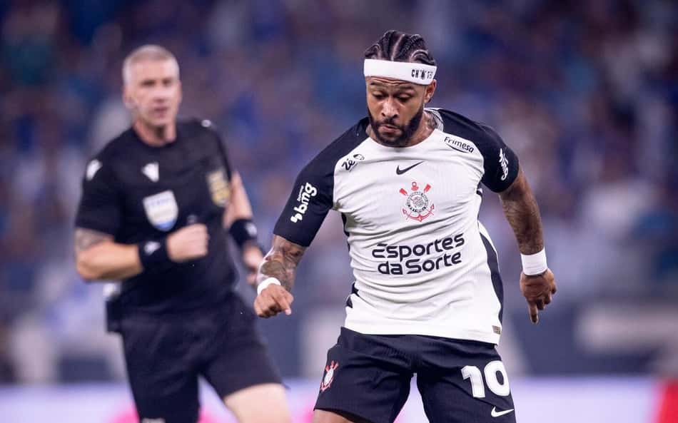 Memphis em ação pelo Corinthians contra o Cruzeiro na temporada de 2025