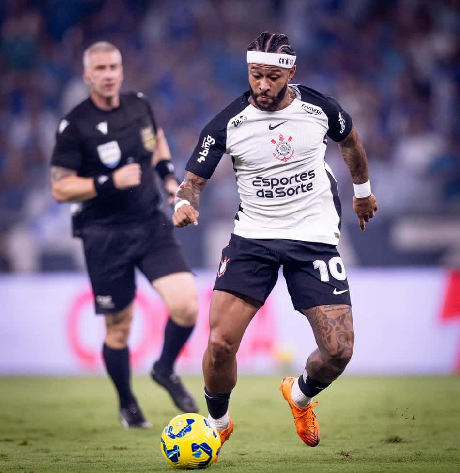 Memphis em ação pelo Corinthians contra o Cruzeiro na temporada de 2025
