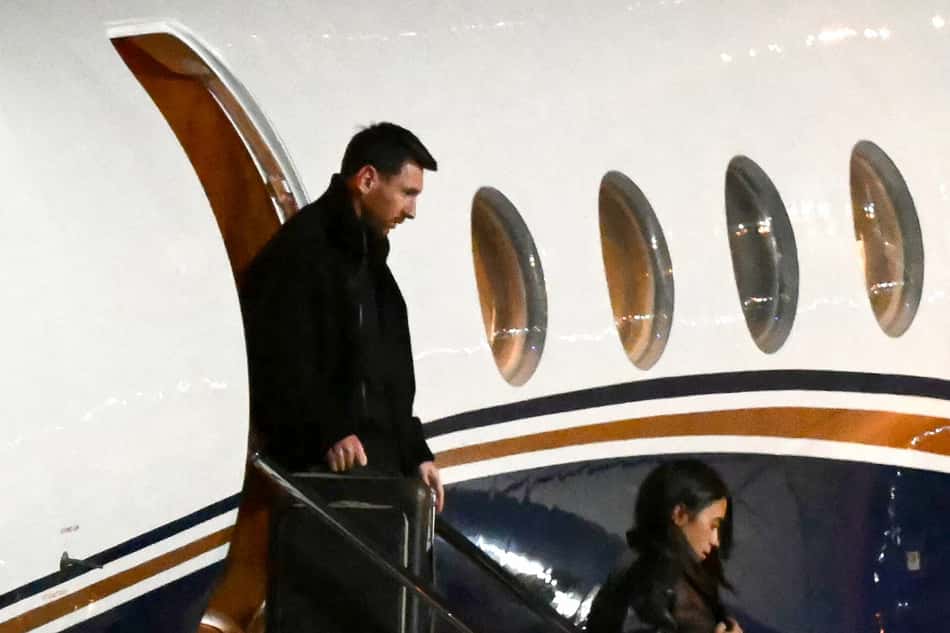 Messi desembarca de avião em Rosário para o enterro de seu pai na Argentina