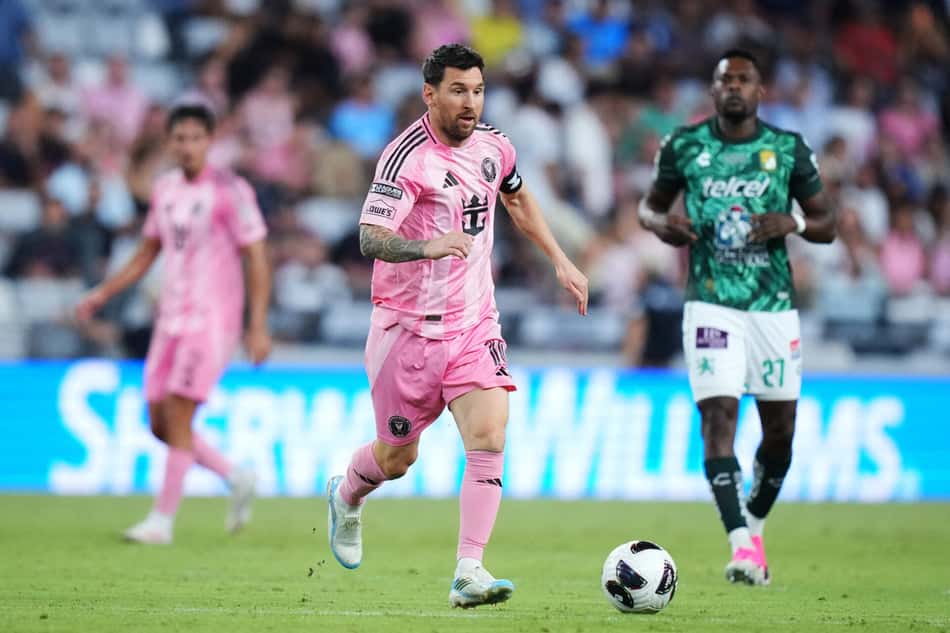 Lionel Messi em campo contra o Leon, do México