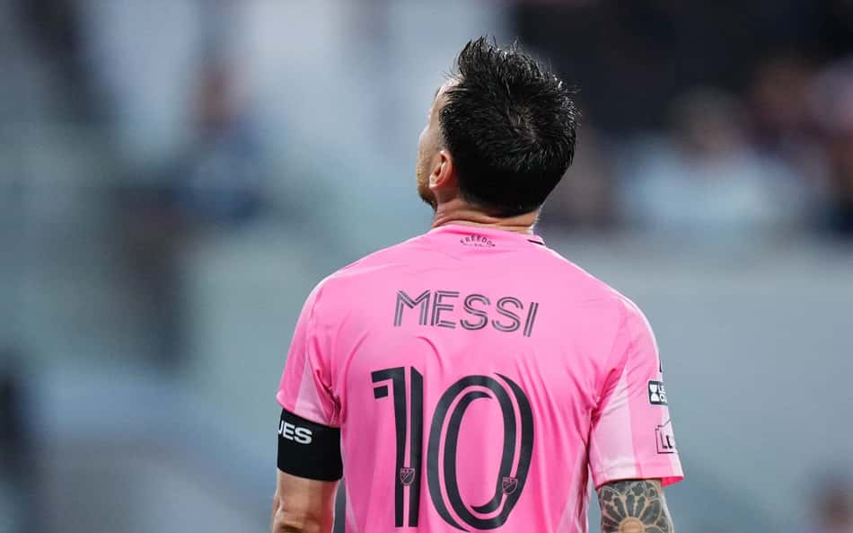 Messi volta aos gramados em meio ao luto
