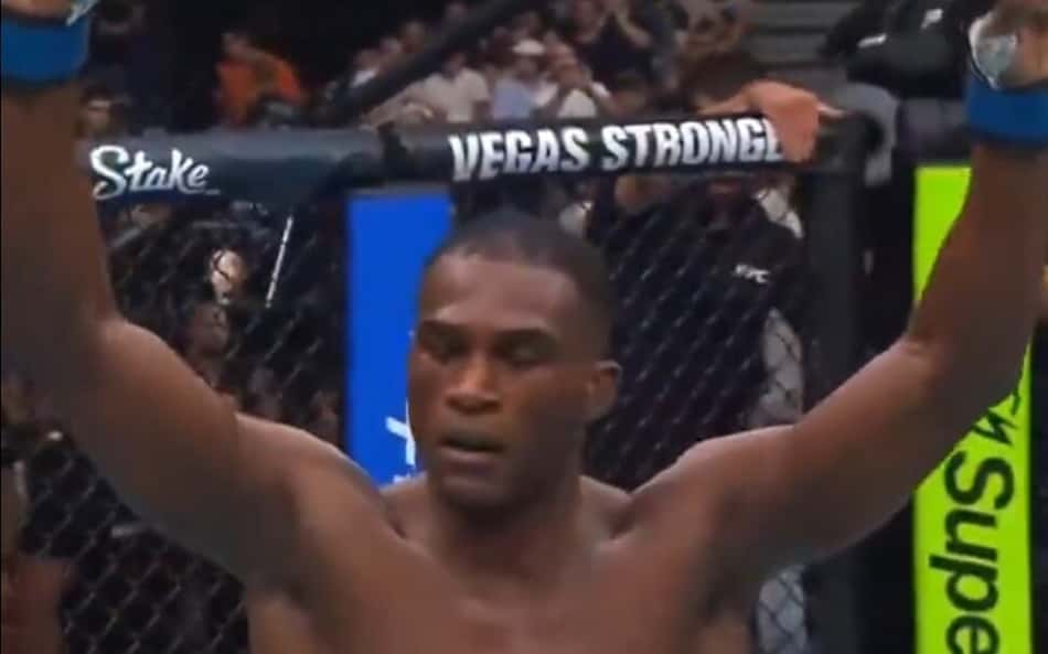 Michael PQD ergue os braços para comemorar a vitória na estreia no UFC