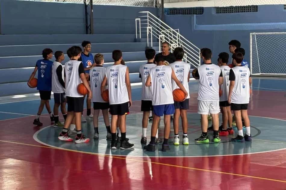 Miguel Ângelo da Luz conversa com os alunos da sua escolinha