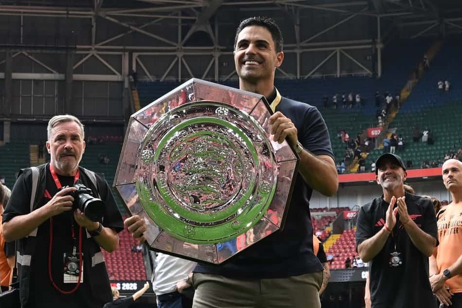 Mikel Arteta levanta o troféu da Community Shield; Arsenal começa a temporada 2026/27 com título