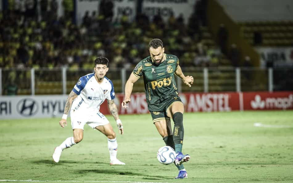 Jogadores do Mirassol e LDU em disputa pela bola