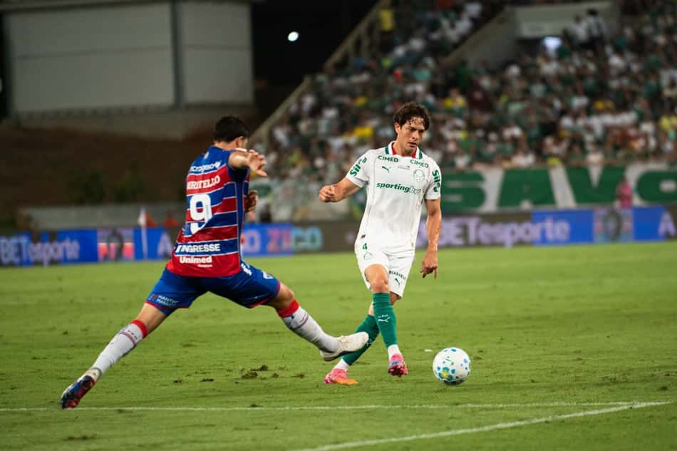 Miritello tentar interceptar o passe de Giay no duelo entre Fortaleza e Palmeiras