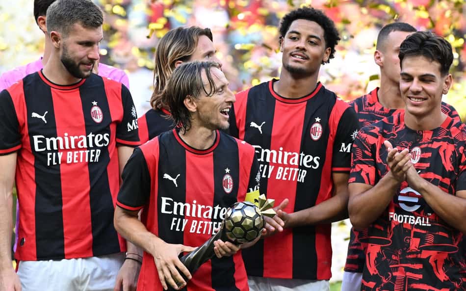Modric e outros jogadores do Milan comemorando o título do amistoso contra o Manchester United