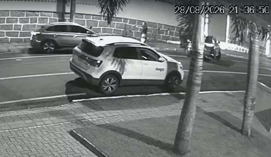 Momento em que homem atira no carro com os três árbitros de futsal (Foto: Imagens de segurança)