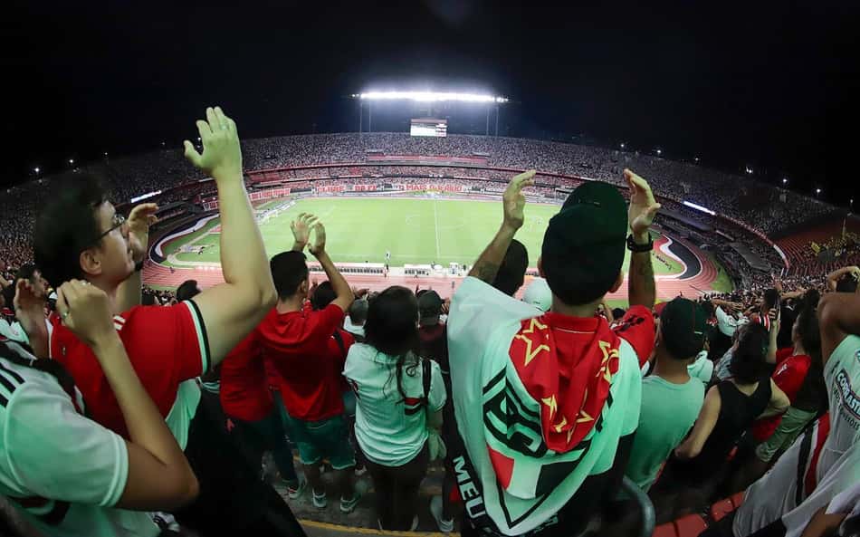 Torcedores do São Paulo no Morumbis em jogo noturno
