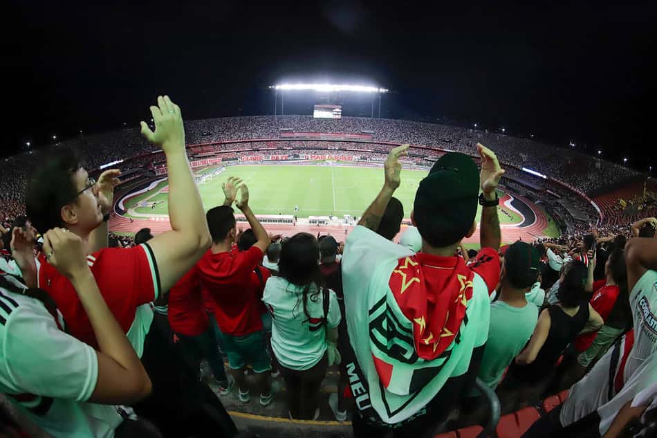 Torcedores do São Paulo no Morumbis em jogo noturno