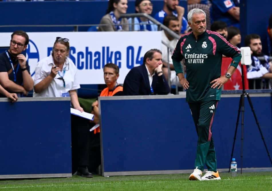 Mourinho em ação pelo Real Madrid, em amistoso
