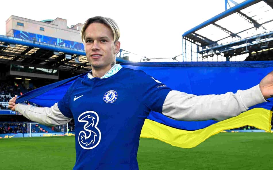 Mudryk com a bandeira da Ucrânia sendo apresentado no Chelsea, em 2023