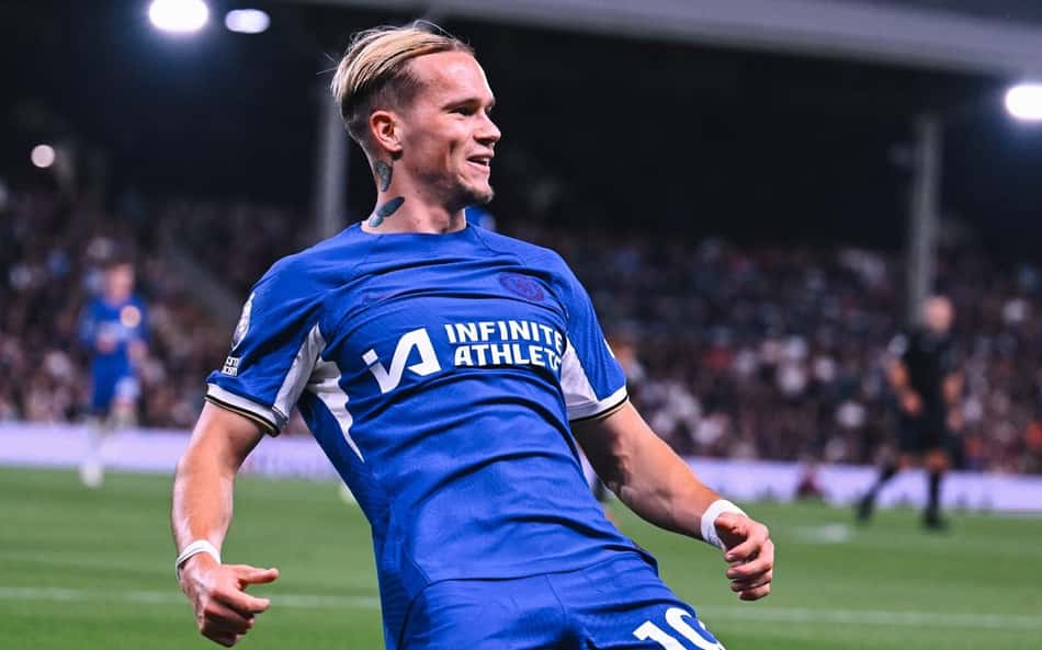 Mykhailo Mudryk comemora gol pelo Chelsea