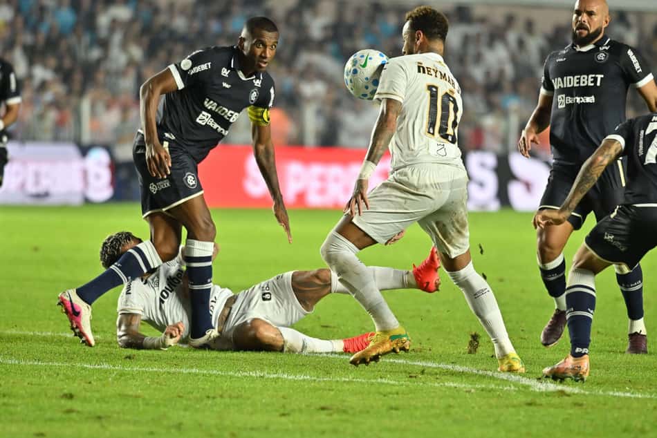Neymar em duelo do Santos na Vila Belmiro. (Foto: Agif/Folhapress)