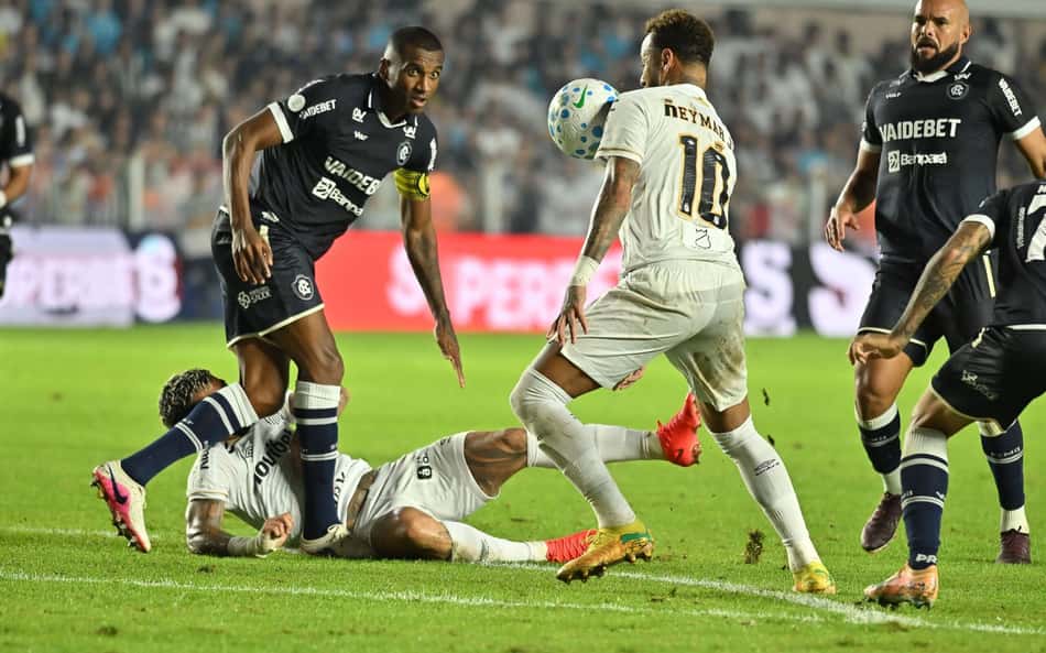 Neymar em duelo do Santos na Vila Belmiro. (Foto: Agif/Folhapress)