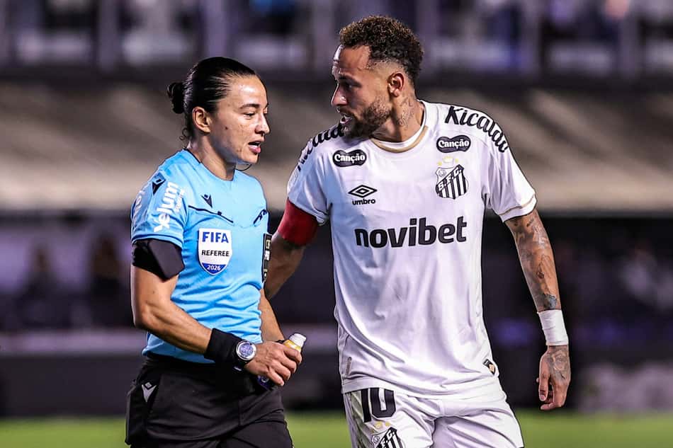 Neymar reclamando com Edna Alves em jogo do Santos