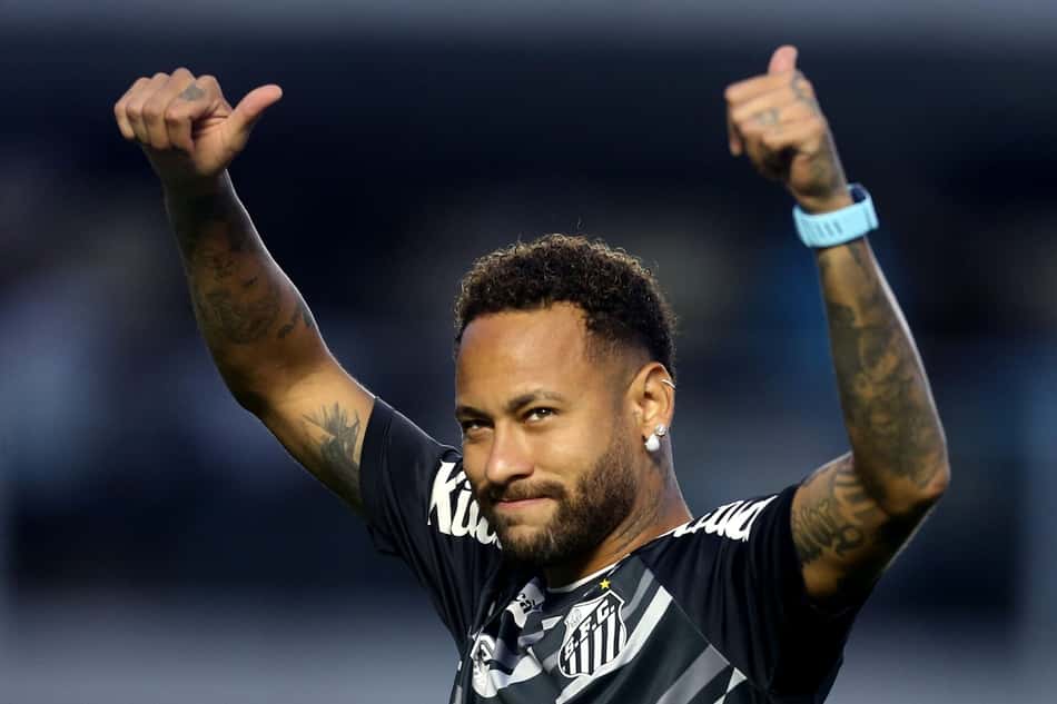 Neymar com as mãos para o alto durante aquecimento do Santos