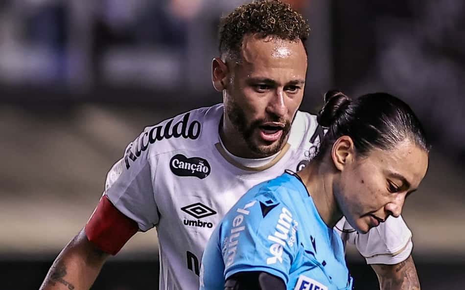Neymar reclamando com Edina Alves em partida do Santos