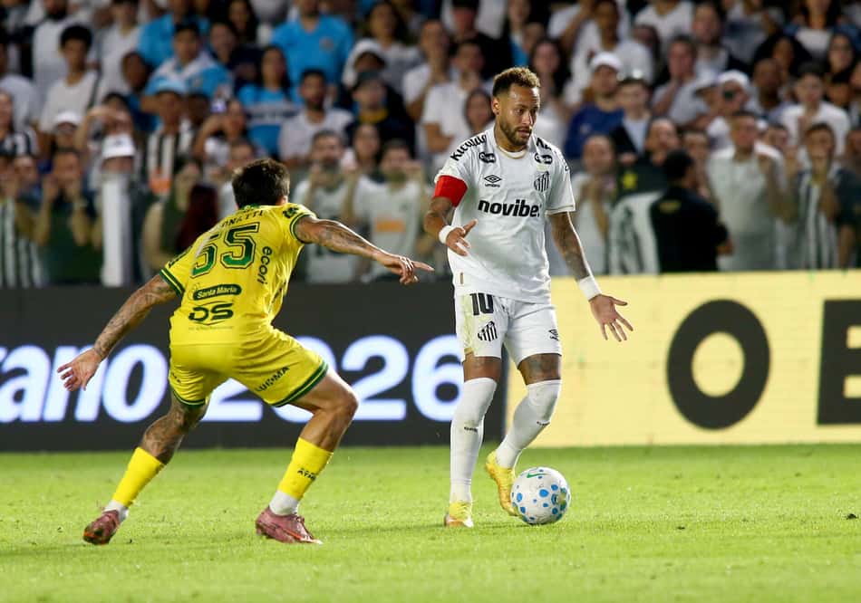 Neymar conduzindo a bola contra o Mirassol