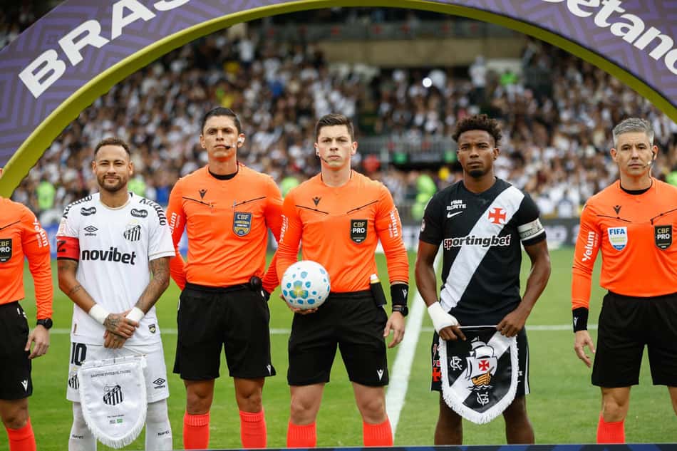 Neymar e Thiago Mendes perfilados com arbitragem antes de Vasco x Santos 