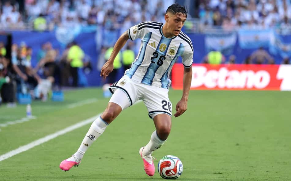 Nahuel Molina em ação pela Argentina contra Cabo Verde, pela Copa do Mundo