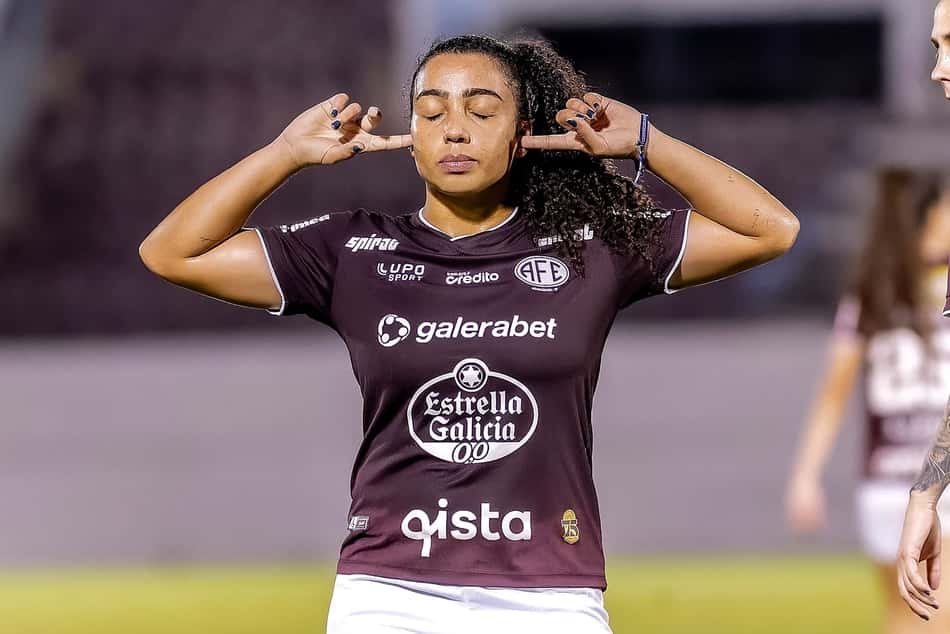 Nat Vendito com os dedos nos ouvidos