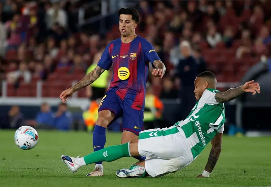 Natan disputa bola com João Cancelo no jogo entre Betis e Barcelona
