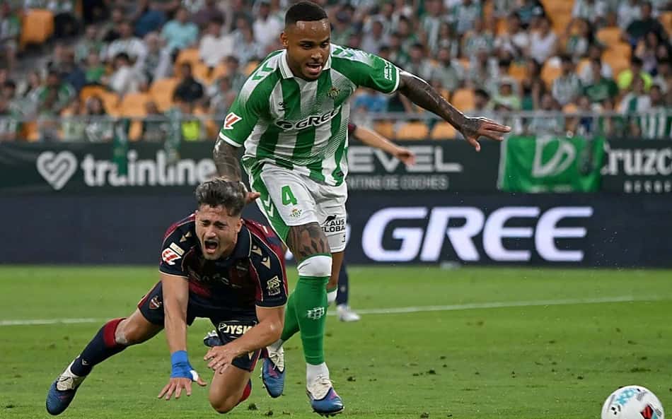 Natan disputa bola em jogo entre Betis e Levante, pela La Liga
