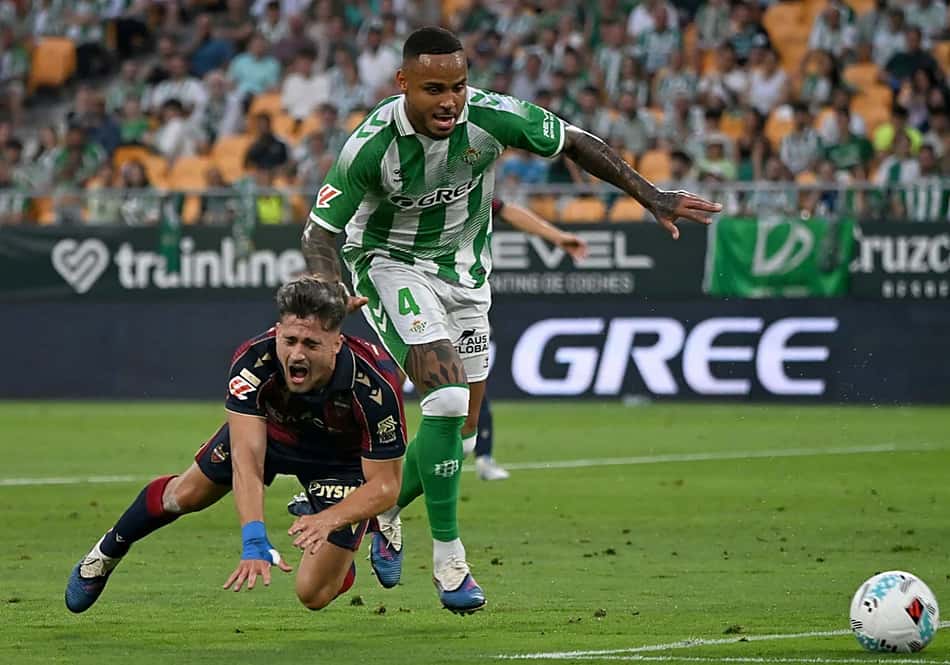 Natan disputa bola em jogo entre Betis e Levante, pela La Liga