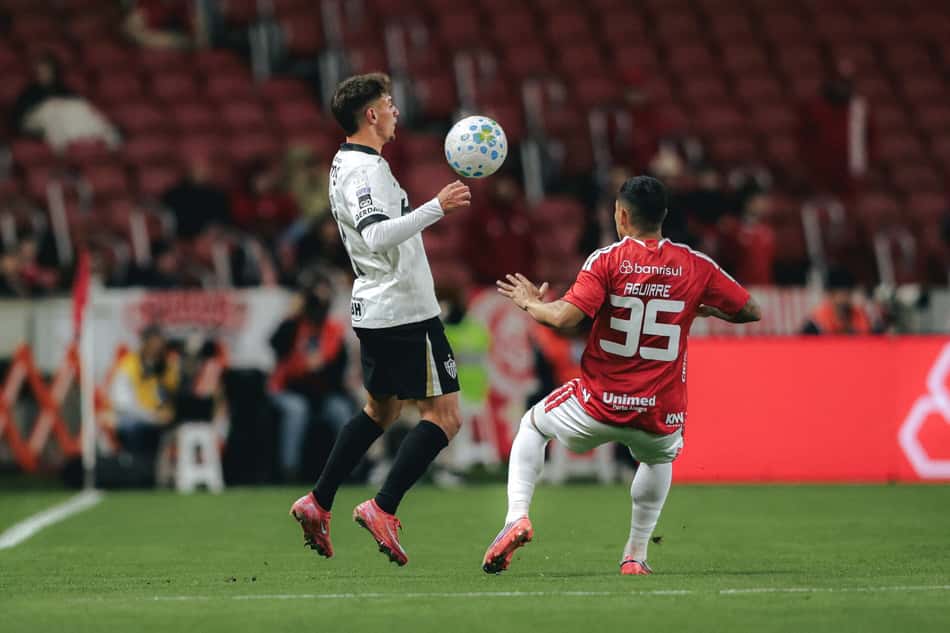 Natanael e Aguirre em Inter x Atlético (Foto: Pedro Souza / Atlético)