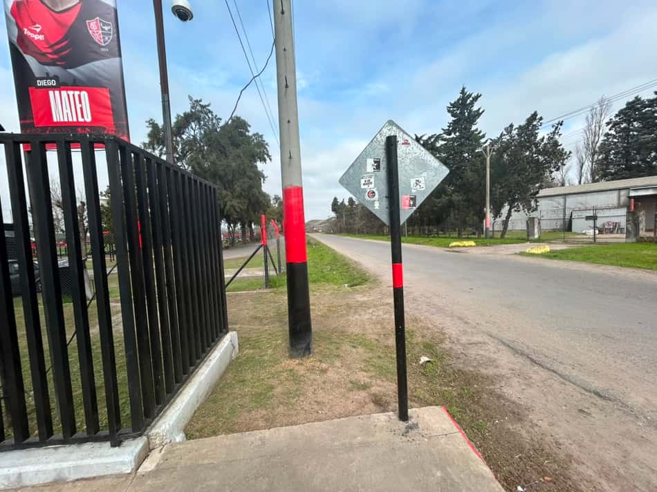 Postes pintados com as cores do Newell's Old Boys pelas ruas de Rosário, na Argentina