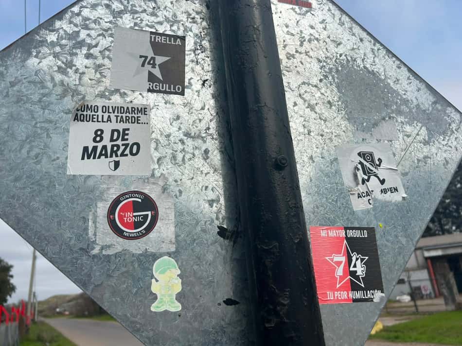 Placa com adesivos de provocação do Newell's Old Boys ao Rosario Central