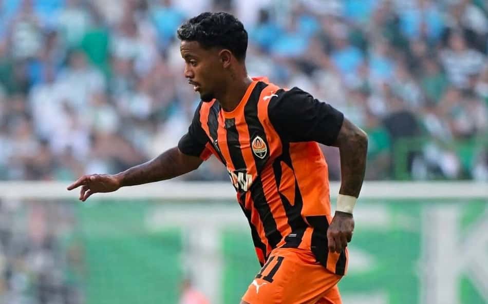 Newerton em ação pelo Shakthar Donestk