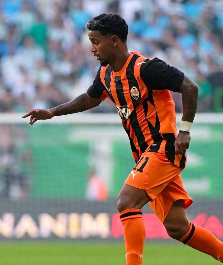 Newerton em ação pelo Shakthar Donestk