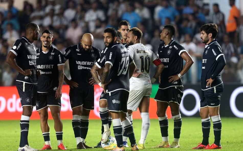 Neymar com jogadores do Remo em partida válida pela Copa do Brasil