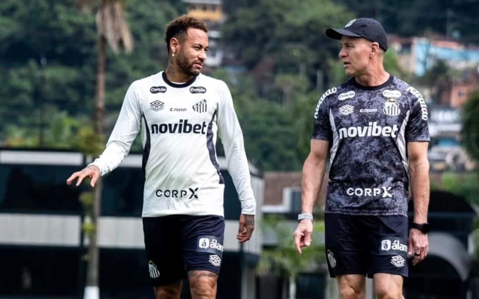 Neymar ao lado preparador físico do Santos Ricardo Rosa durante o treinamento desta sexta-feira (21), no CT Rei Pelé.