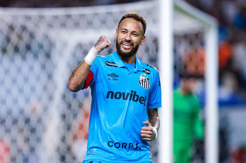 Neymar comemora gol de Rony com assistência sua no jogo de volta entre Santos e Remo na Copa do Brasil