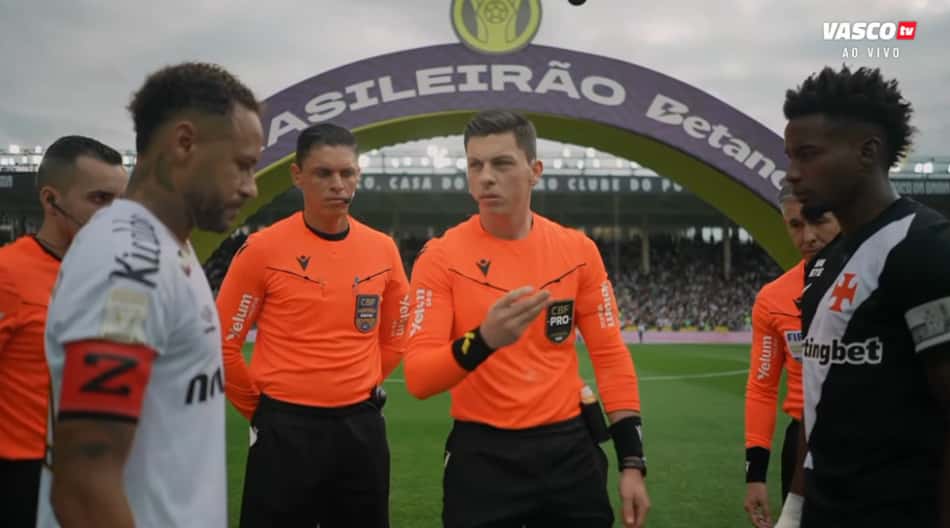 Neymar e Thiago Mendes junto da arbitragem antes da partida entre Vasco x Santos