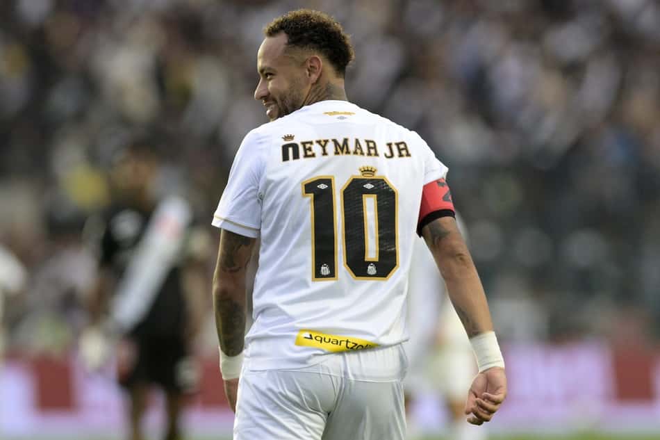 Neymar de costas dando um sorriso