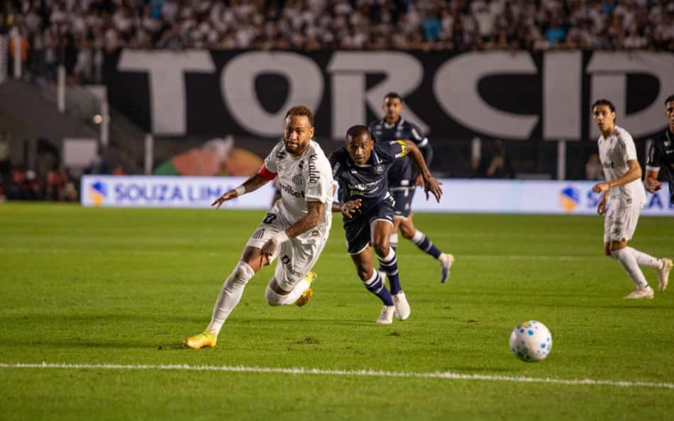 Neymar em ação pelo Santos no duelo contra o Remo, pela Copa do Brasil