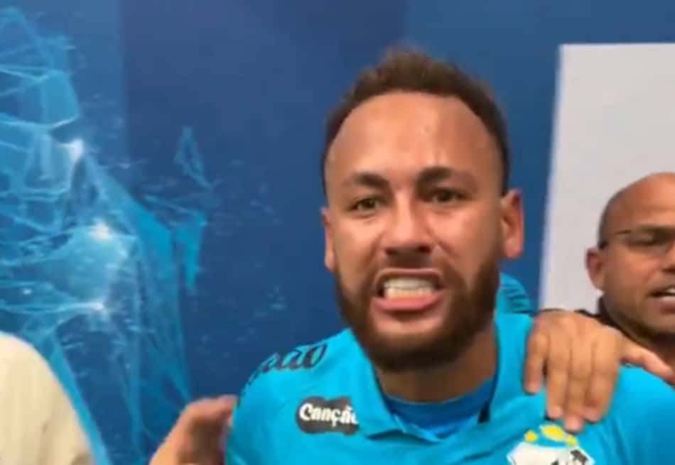 Neymar em confusão após o jogo do Santos contra o Remo