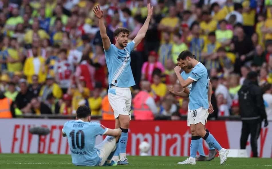 Nico Gonzáez comemora título da FA Cup com o Manchester City (Foto: Adrian Denis/AFP)