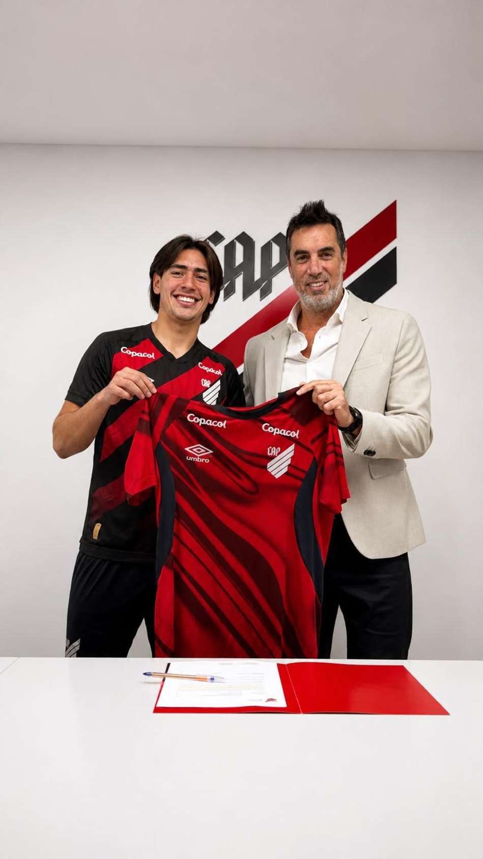 Nicolás Azambuja em apresentação no Athletico Paranaense